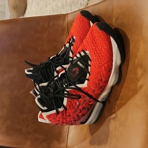 Lebron 17 size 11